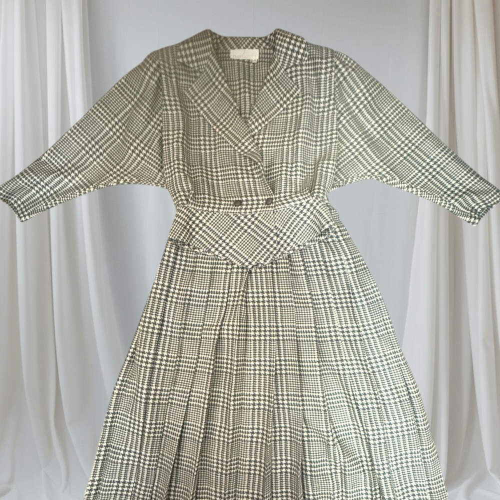 Vintage Avantgarde Wool fitted top jacket with matching wool skirt